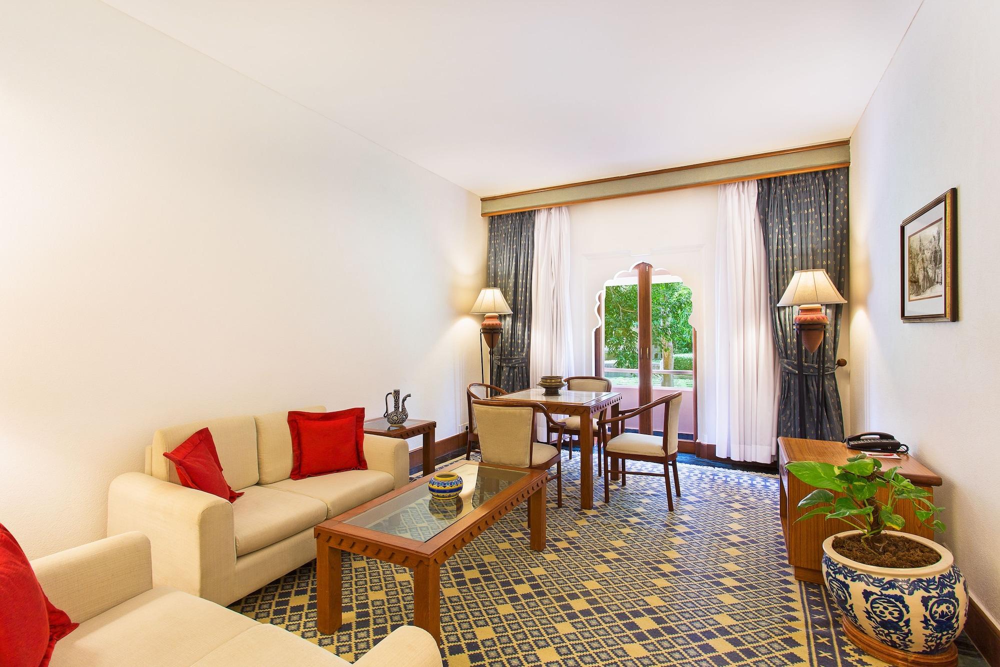 Hotel Trident Dźajpur Zewnętrze zdjęcie A living room at the hotel