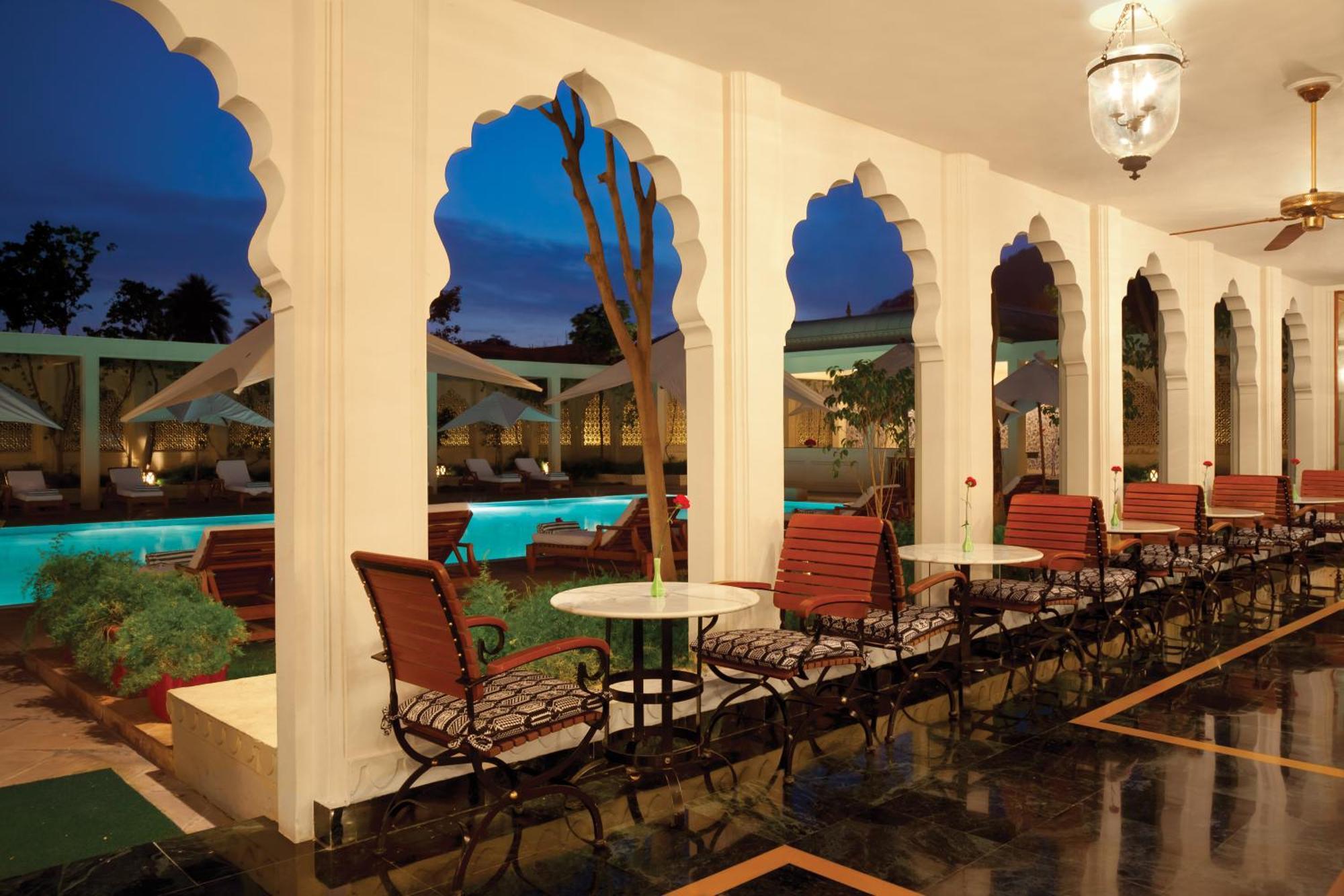 Hotel Trident Dźajpur Zewnętrze zdjęcie The pool at the Taj Bengal