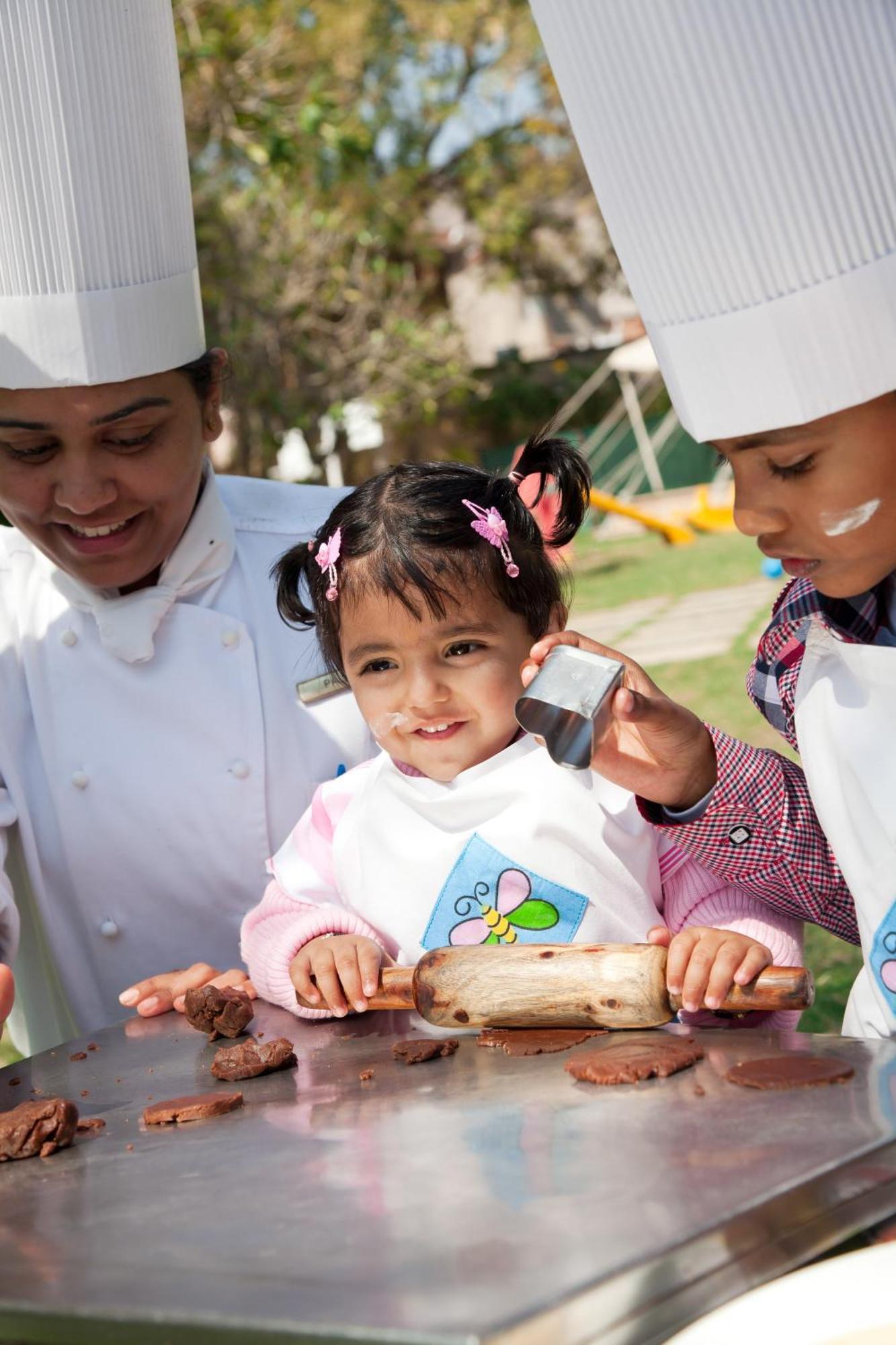 Hotel Trident Dźajpur Zewnętrze zdjęcie A child with a cochlear implant
