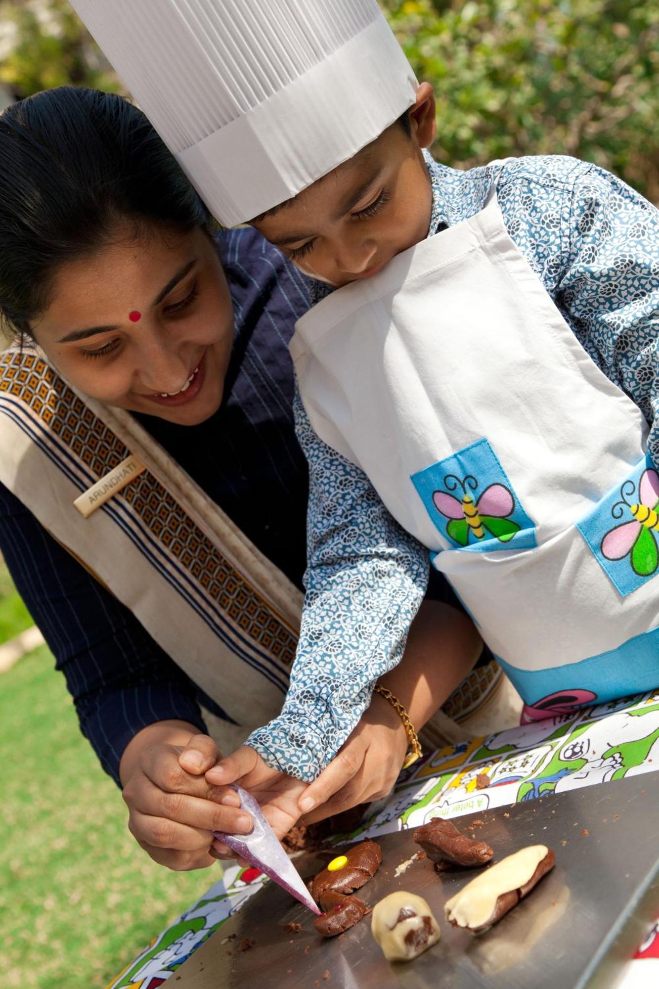 Hotel Trident Dźajpur Zewnętrze zdjęcie A woman in India with her child